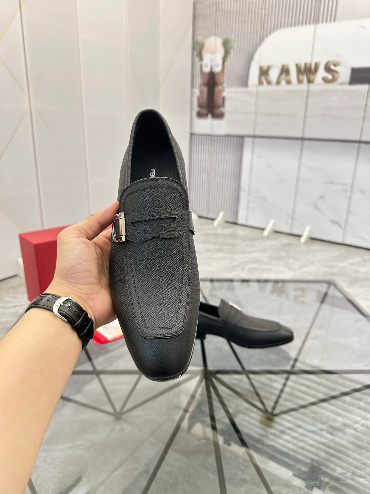 Men's shoes: 💰P640¥ High-end quality Product trademark: Ferragamo* "Ferragamo*" leather shoes Regular size: 38-44 (can be customized to 45.46.) Product materials: imported first-layer cowhide leather upper, cowhide lining, original outsole. Number: 688